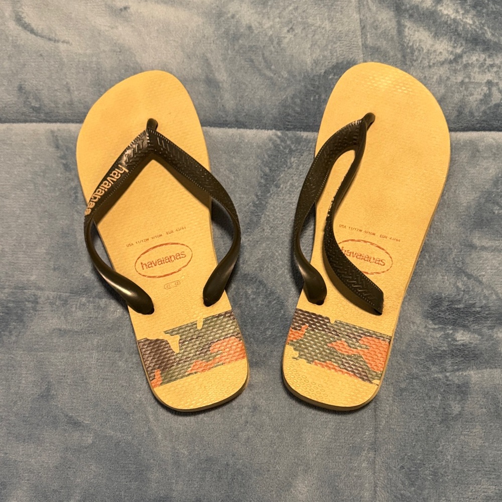 Havaianas Tan and Black Flip Flops